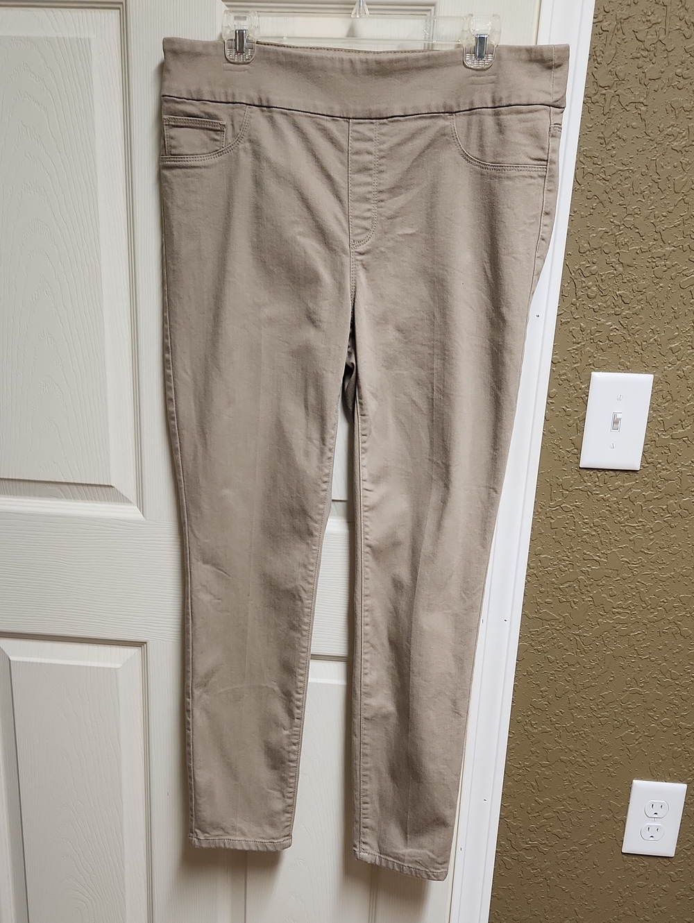 Chico's Slim Ankle Jeggings in Taupe